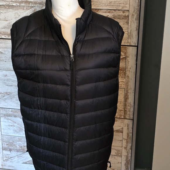 Other - HeatKeep Men's Classic Black Puffer Quilted Vest